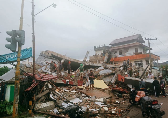 El deslizamiento de tierra en mina de oro deja 5 muertos y 70 desaparecidos en Indonesia