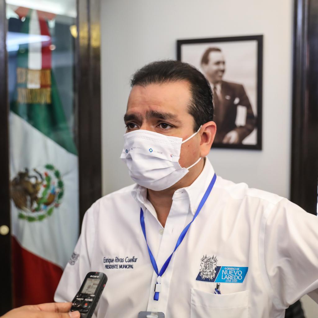 Exhorta Rivas a la prevención al recoger tarjeta de becas