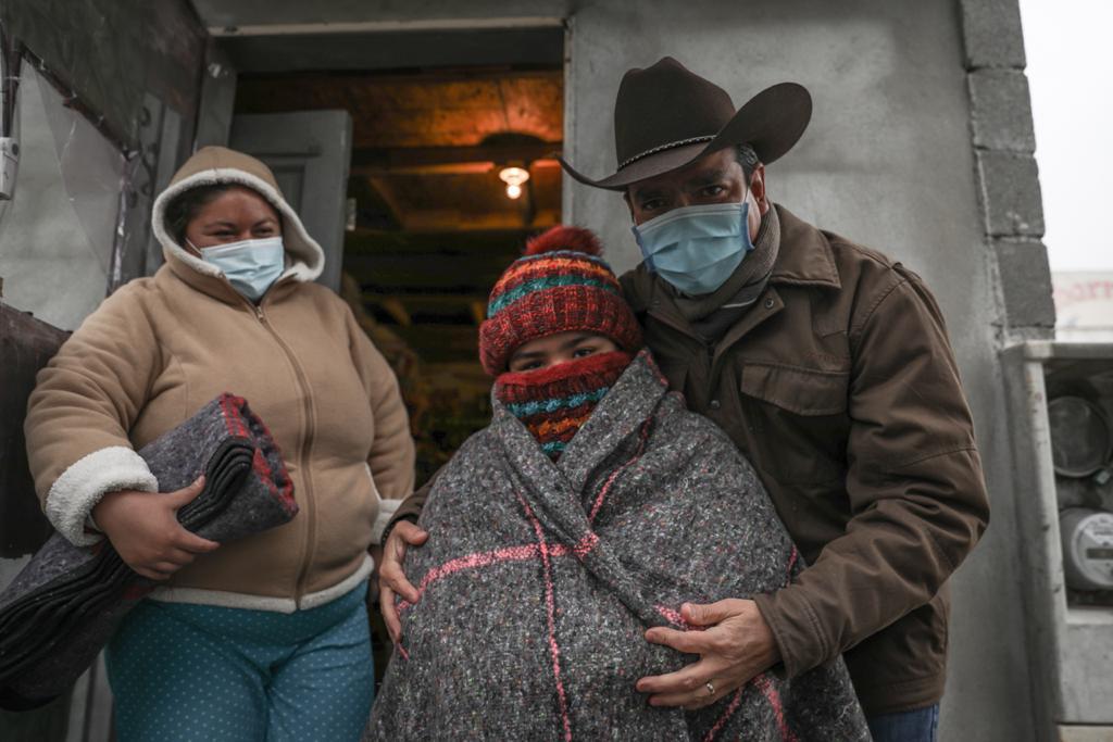 Entregan Enrique Rivas y Adriana Herrera cobijas a familias en Villas de San Miguel 3