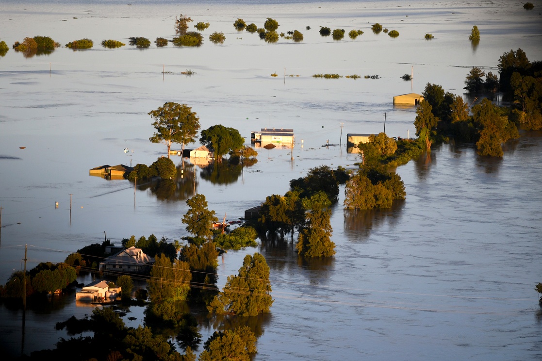 Salvan en helicópteros a miles de personas atrapadas por inundaciones en Australia