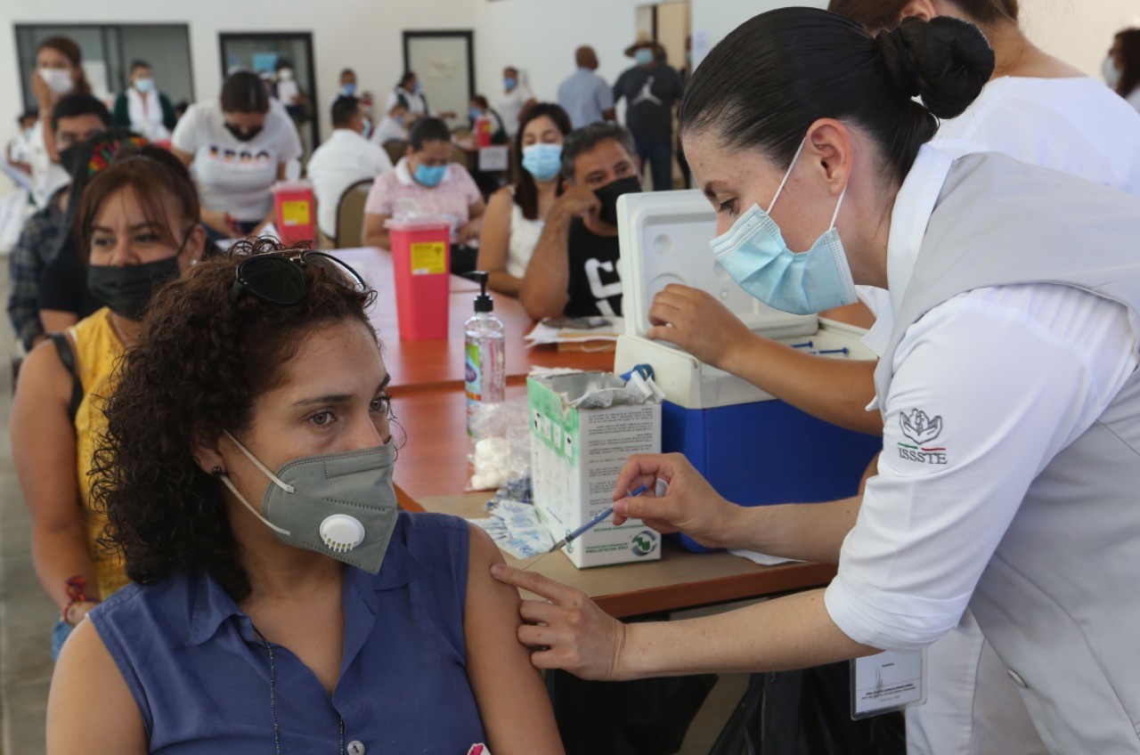 Coordina el ISSSTE vacunación de 35 mil docentes en Nayarit