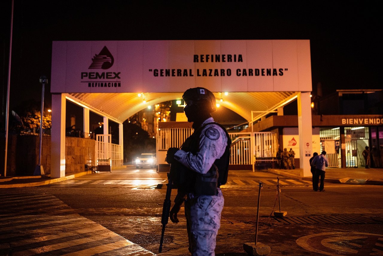 Unos 300 brigadistas controlan de madrugada incendio en refinería de Minatitlán