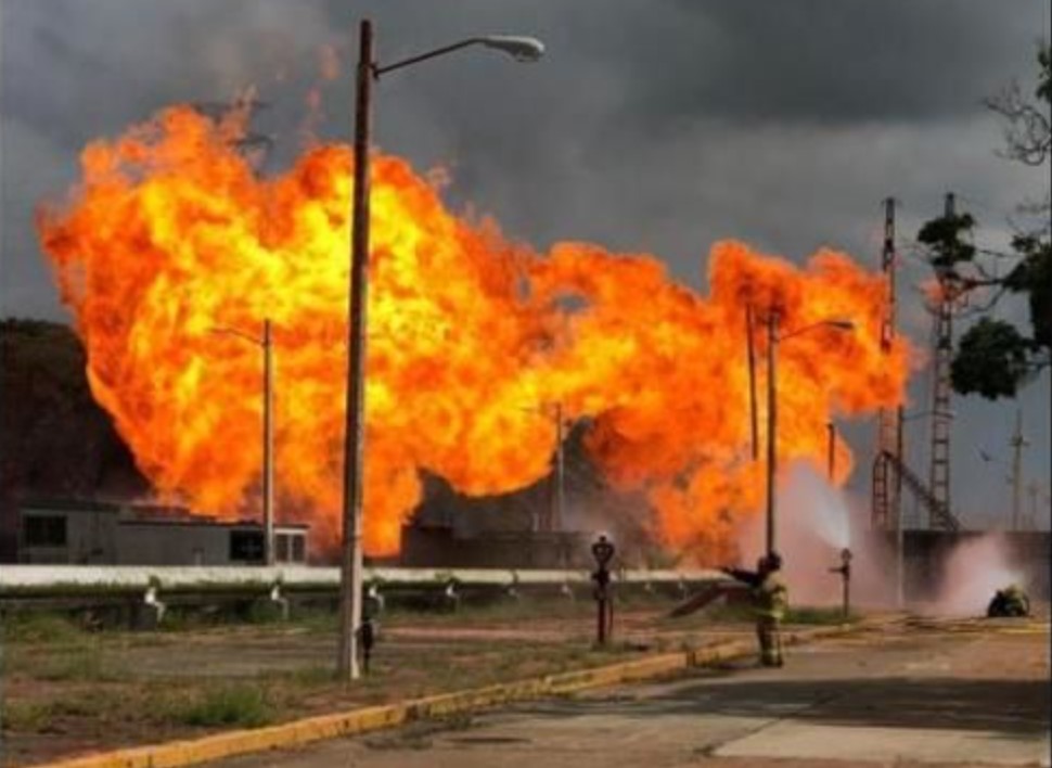 Se incendia ducto de gas de Petróleos Mexicanos zona de Pajaritos, Veracruz