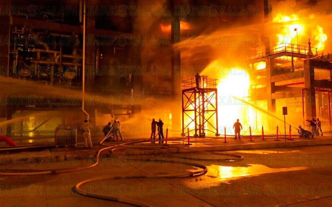 Incendio con estruendos en refinería Lázaro Cárdenas sorprende a Minatitlán, Veracruz