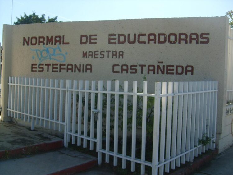Exigen reinstalación de directora de la Normal de Educadoras Estefanía Castañeda
