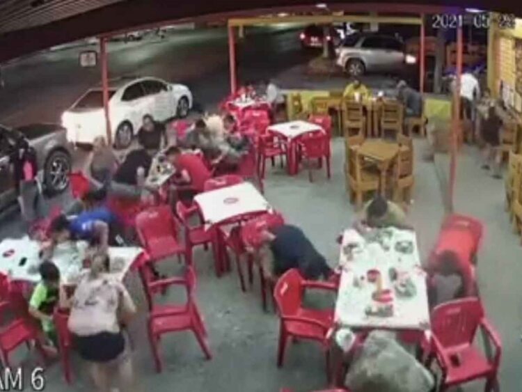 Comensales de una taquería de Reynosa se tiran al piso para escapar a una balacera