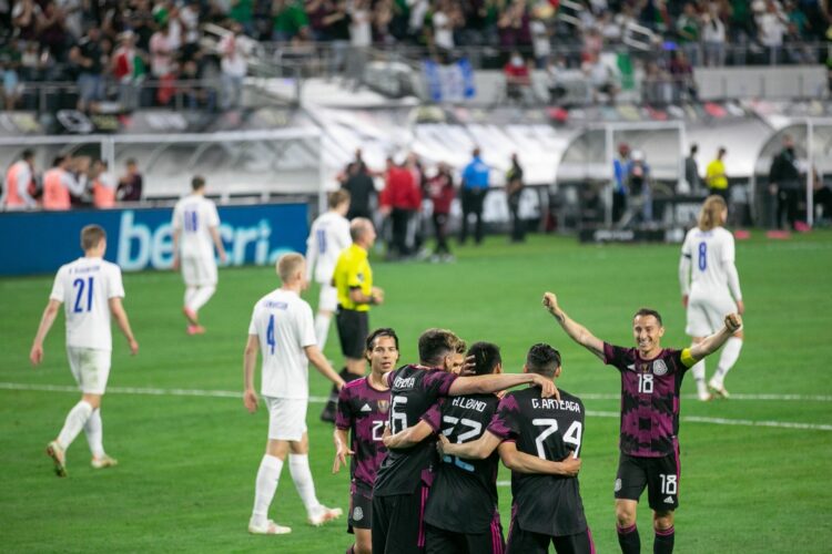 Dos goles del Chucky Lozano abren la puerta para triunfo del Tri ante Islandia