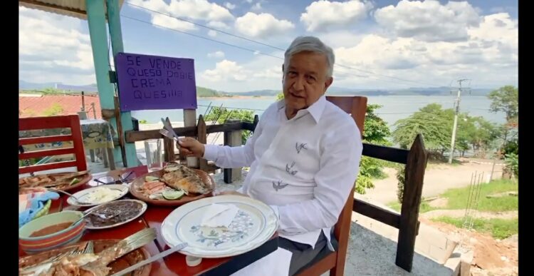 Comiendo mojarras de Malpaso explica AMLO que la estrategia es no subir precio de la luz