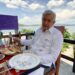 Comiendo mojarras de Malpaso explica AMLO que la estrategia es no subir precio de la luz