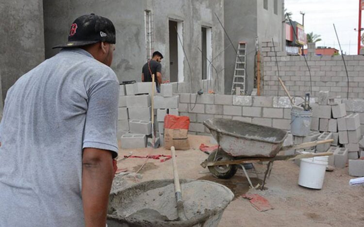 Altas temperaturas exponen a albañiles de Victoria a un golpe de calor