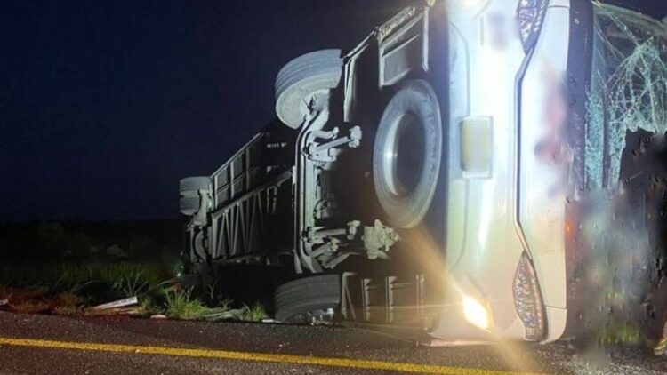Vuelco de autobús en carretera Reynosa-Monterrey deja 12 pasajeros muertos y 13 lesionados