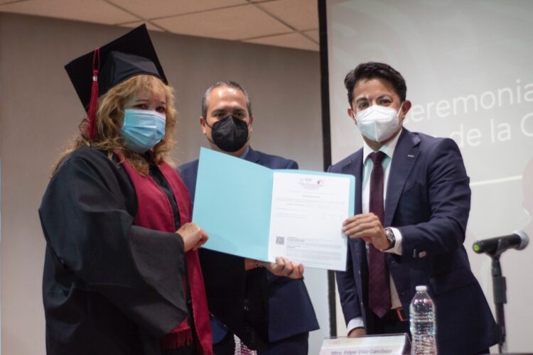 Adultos mayores del ISSSTE reciben certificado de preparatoria