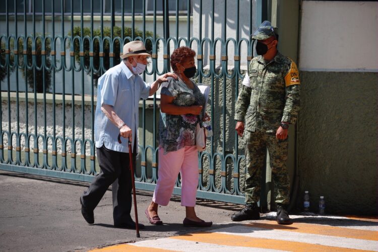 Pandemia ha acabado con la vida de 215 militares mexicanos; 7 mil 840 se han contagiado