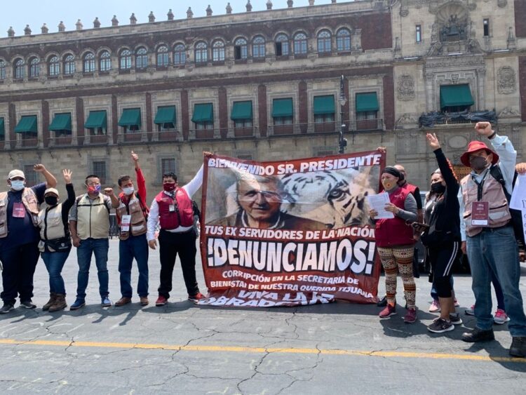 Servidores de la Nación denuncian en el Zócalo corrupción de delegados en los estados del país