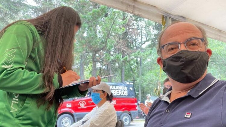 Recibe Calderón segunda inmunización pero critica a AMLO por manejo de pandemia