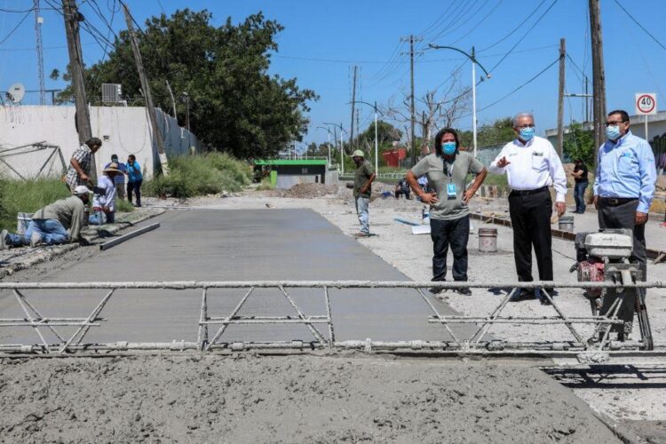 Supervisa Arturo Sanmiguel renovación de la calle Anáhuac
