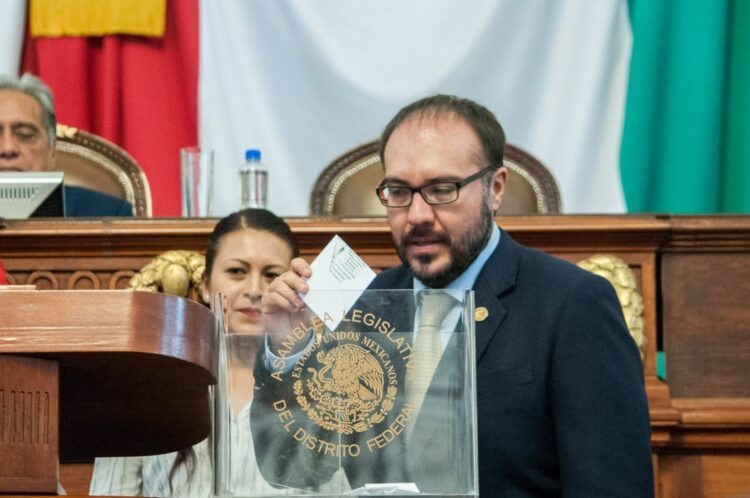 Dice fiscal que diputado del PT que sería desaforado huyó a Chile; ‘tuve compromisos’
