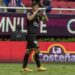 Con polémica actuación del árbitro Chivas gana 2-1 a Rayos del Necaxa