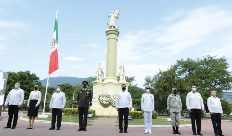 Autoridades montan guardia de honor en el Monumento a los Héroes de la Independencia