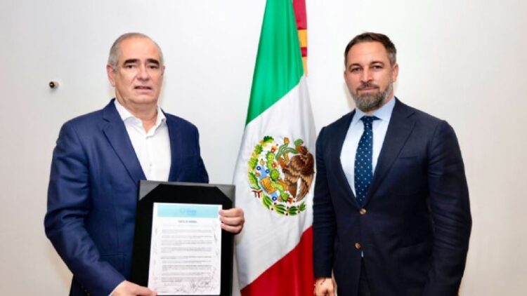 Vox, aliado del PAN, acusa a AMLO de abrazar tiranos y proteger narcos en ‘Méjico’