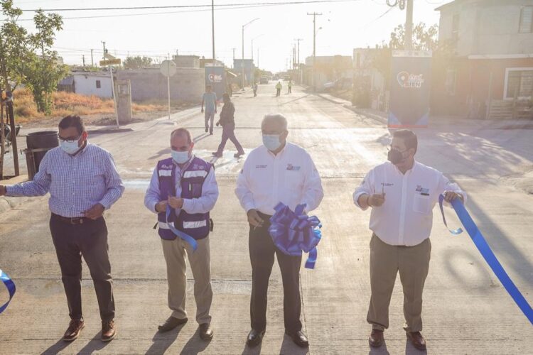 Entrega alcalde calle con concreto hidráulico en colonia Ampliación Voluntad y Trabajo 3