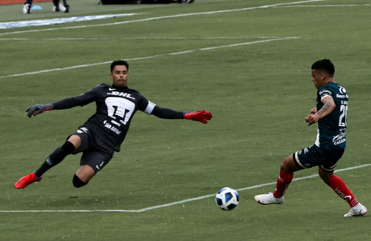 Pumas ‘celebra’ su 67 aniversario con aburrido empate a cero goles con Chivas
