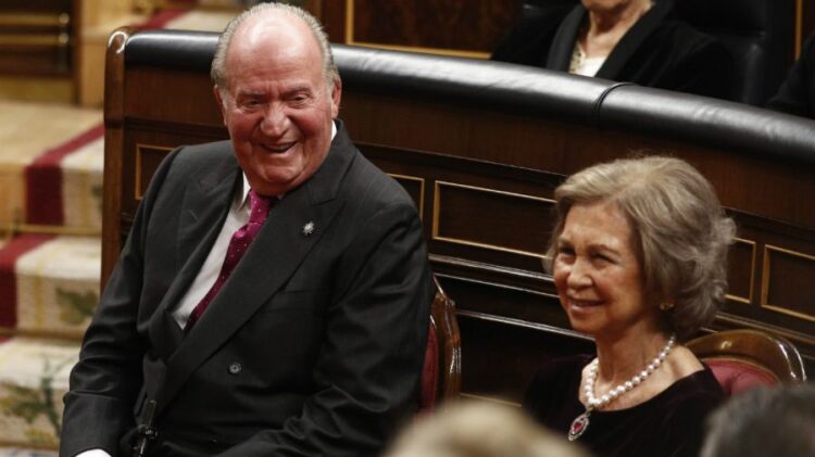 Acusa fiscalía a rey emérito de España de blanqueo, desfalco, cohecho y tráfico de influencias