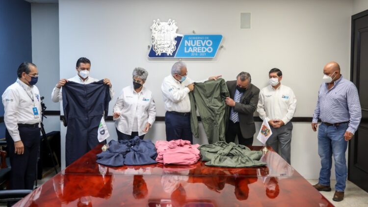 Dona Sanmiguel a personal del IMSS trajes para combatir la pandemia