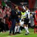 Expulsan a Hernán Cristante por patear a un jugador del Necaxa 