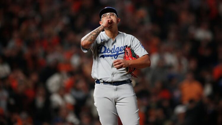 Julio Urías supera otro récord de Fernando Valenzuela