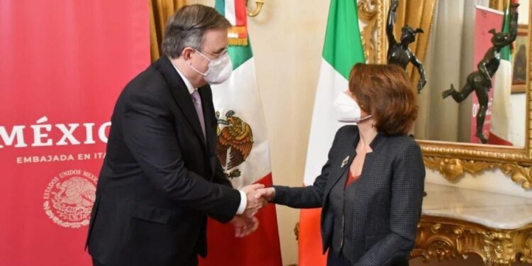 Inaugura Ebrard en Italia ventanilla de salud mental para mexicanos 