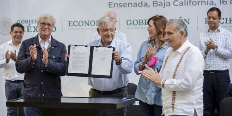 Firma AMLO decreto que regulariza vehículos chocolate en Tamaulipas y 6 estados más
