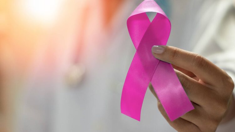 Conmemoran con carros alegóricos Día Internacional de Lucha contra Cáncer de Mama