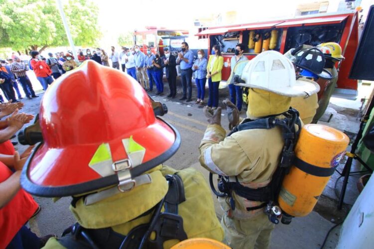 Recibe Lalo Gattás apoyo de Fundación 911 para equipar a PC de Victoria