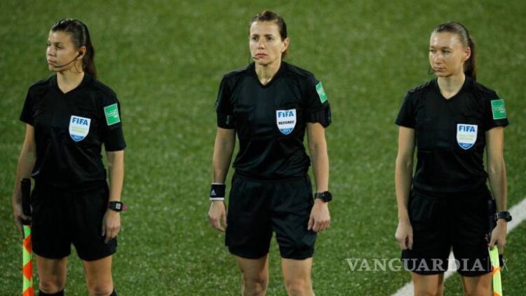 Mujeres árbitros hacen historia al dirigir duelo eliminatorio de la UEFA