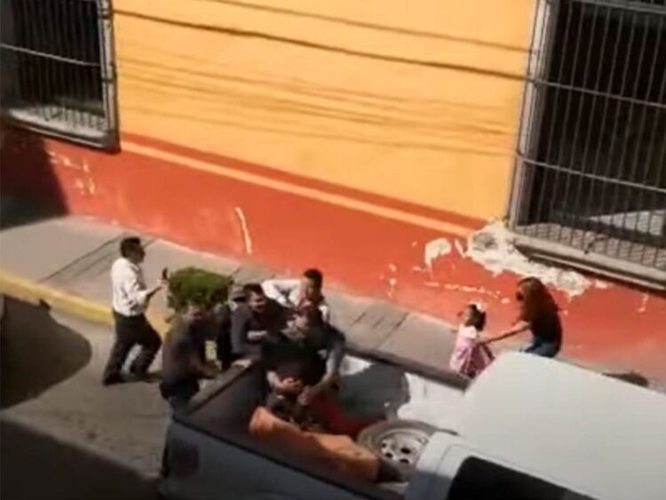 Arrestan por robo  a padres frente a su hija de 3 años y la niña cae en crisis