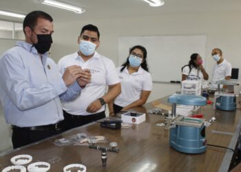 Plantea Guillermo Mendoza proyectos a la Facultad de Odontología de la UAT