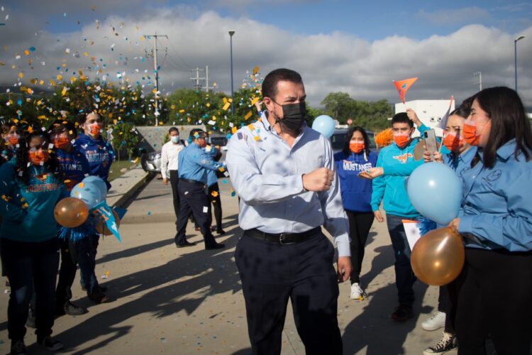 Visita Guillermo Mendoza Cavazos la Prepa 3 de la UAT