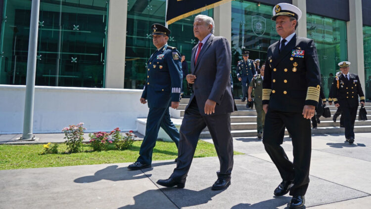 Condecoran a titulares de Semar y Sedena por Mérito Militar 