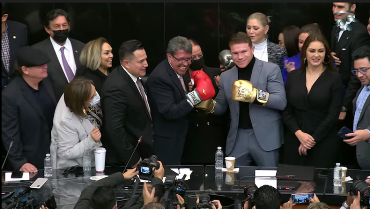 ‘Canelo’ Álvarez causa revuelo durante su visita al Senado