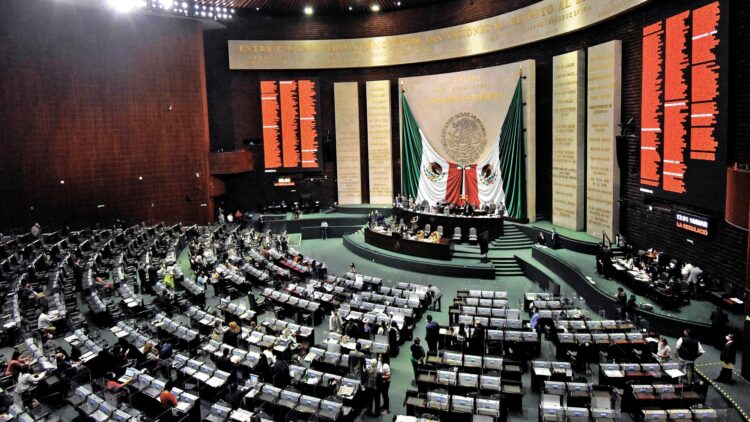 Morena perfila aprobación total de reforma eléctrica de AMLO para abril de 2022