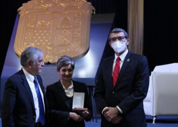 Rector Suárez Fernández recibe Presea “Dr. Jorge Carpizo McGregor” 