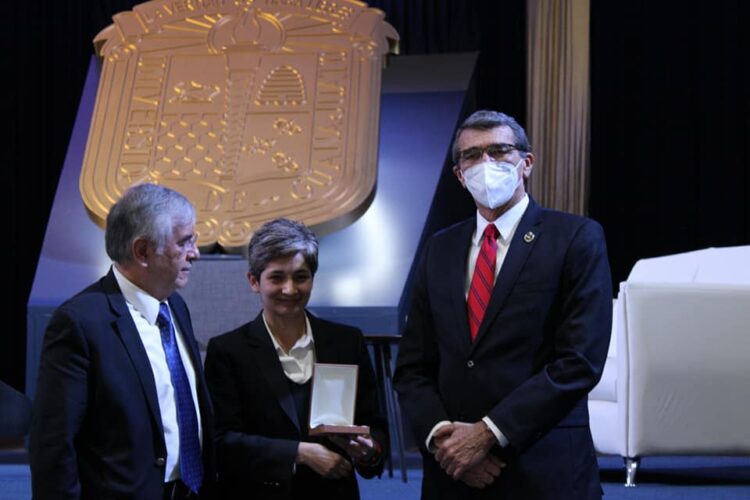 Rector Suárez Fernández recibe Presea “Dr. Jorge Carpizo McGregor” 