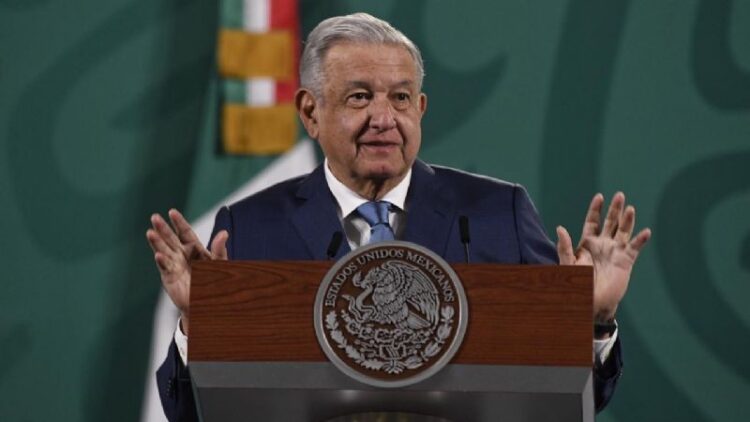 A AMLO le da ‘flojera’ mencionar al Reforma pero le tupe por su docilidad con los corruptos