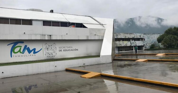 Se ampara SET para no entregar estímulo por 25 años a maestro: ¡tribunal federal la obliga!