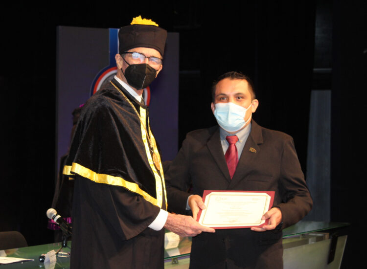 Entrega UAT al Dr. Edgardo Suárez el Premio Investigador Joven 2021