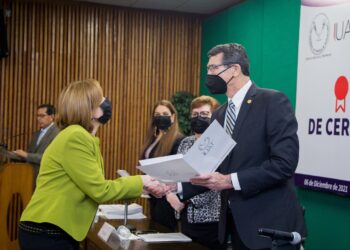 Entrega Rector a docentes de la UAT certificaciones de la Red CONOCER