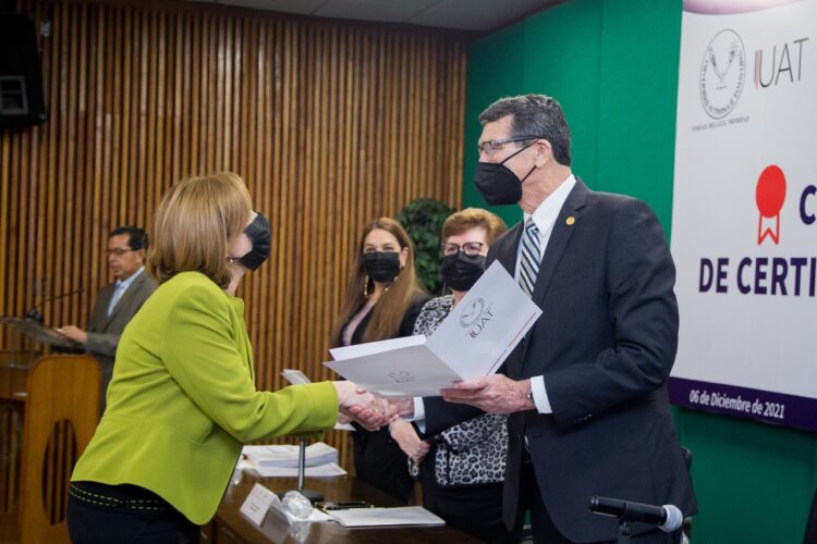 Entrega Rector a docentes de la UAT certificaciones de la Red CONOCER
