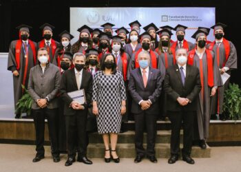 Realiza la Facultad de Derecho Victoria graduación de licenciaturas