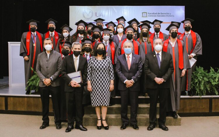 Realiza la Facultad de Derecho Victoria graduación de licenciaturas